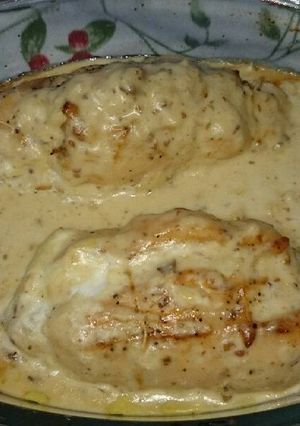Una foto de Pechugas de pollo rellenas de crema de queso y dátiles