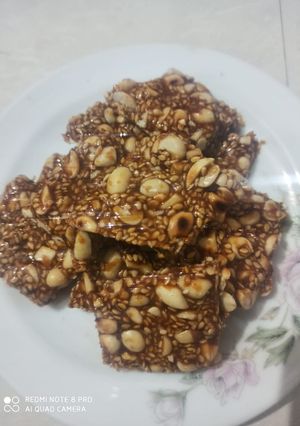 A picture of Peanut and sesame seed chikki.