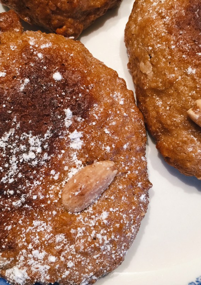 Una foto de Galletas de avena, miel y almendras