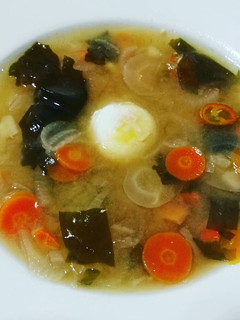 Una foto de Sopa de mismo con yema de huevo