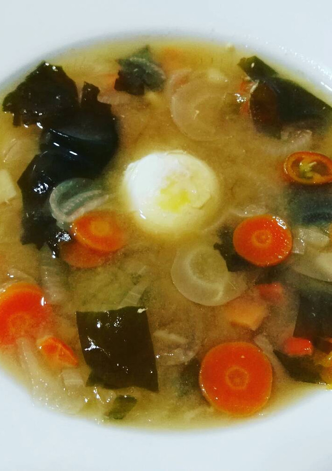 Una foto de Sopa de mismo con yema de huevo