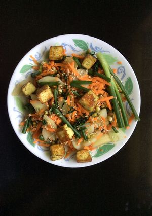 A picture of Asian Style Salad With Tofu.