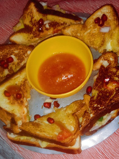 चीज़ सैंडविच (स्ट्रीट स्टाइल) (Cheese sandwich street style recipe in hindi) रेसिपी मुख्य फोटो
