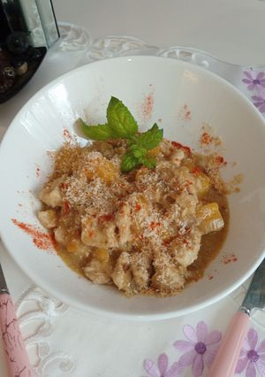 A picture of Chicken curry with mango.