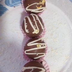 A picture of Honey caramel crunch cake pops.