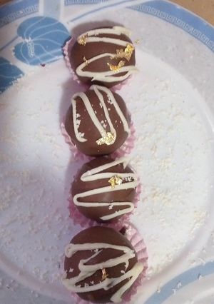 A picture of Honey caramel crunch cake pops.