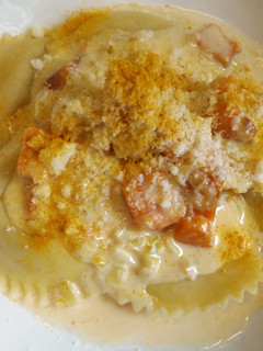 Una foto de Pasta fresca rellena con salsa de batata y queso parmesano