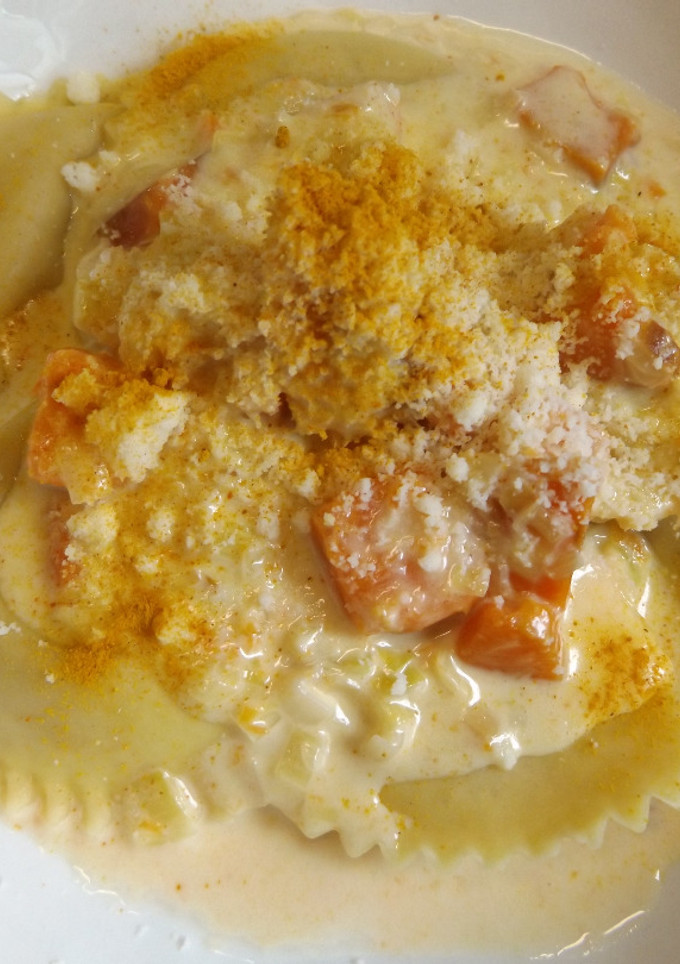Una foto de Pasta fresca rellena con salsa de batata y queso parmesano