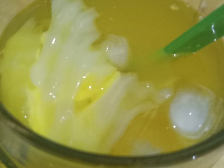 Cara Gampang Menyiapkan Es jeruk peras with kelapa muda kw yang Lezat