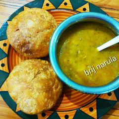A picture of Kachori with Aloo ki sabzi.