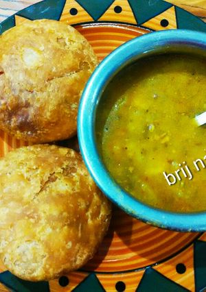 A picture of Kachori with Aloo ki sabzi.