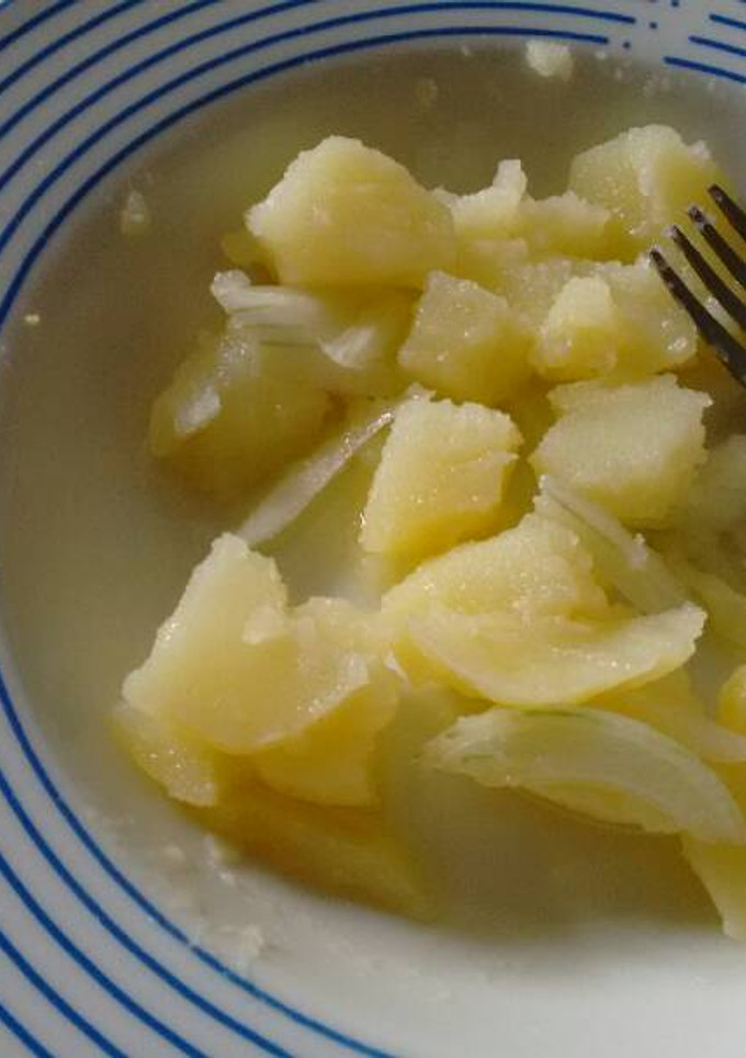 Una foto de Ensalada sencilla de patatas.ॐ