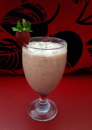 Foto resep Banana strawberry smoothies with sun flower