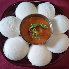 A picture of Soft spongy Idlis.