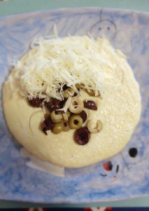 Una foto de Polenta con Queso y Aceitunas
