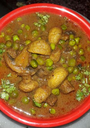 मटर मशरूम की सब्जी (matar mushroom ki sabzi recipe in Hindi) रेसिपी मुख्य फोटो