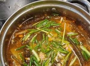 Hình của món Canh kim chi tảo xoắn thịt bằm.