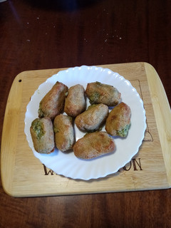Una foto de Croquetas de pollo y brócoli en freidora de aire