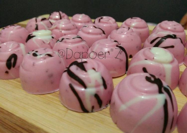 Strawberry chocolate praline