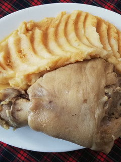Una foto de Pernil con puré picante