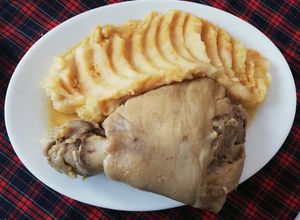 Una foto de Pernil con puré picante