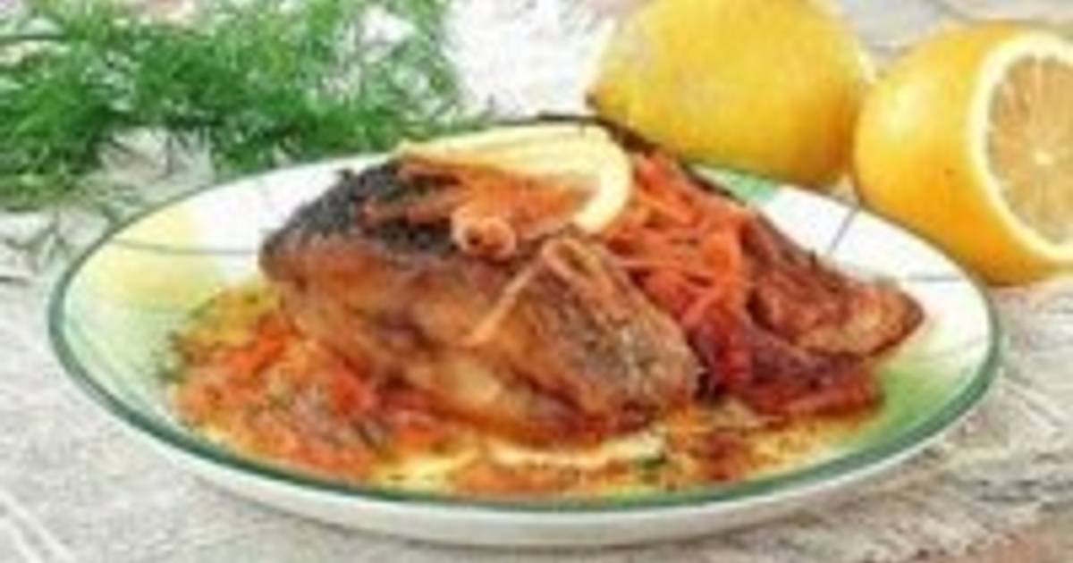 Как потушить карпа с луком и морковью и