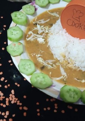 A picture of Masoor and moong ki daal with boiled rice.