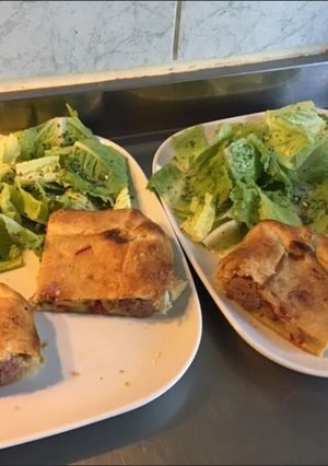Une photo de Flan aux poivrons et oignons aux saucisses et salade verte