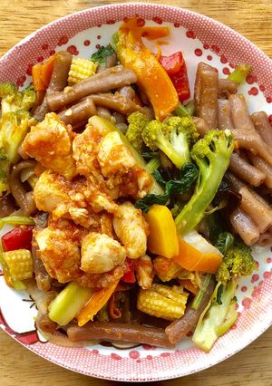 Hình của món Nui lứt xào gà sốt cà chua tươi.