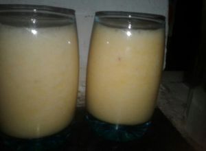Una foto de Licuado de pelones y bananas