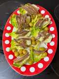 Cogollicos de Tudela con anchoillas de santoña y aceitunas