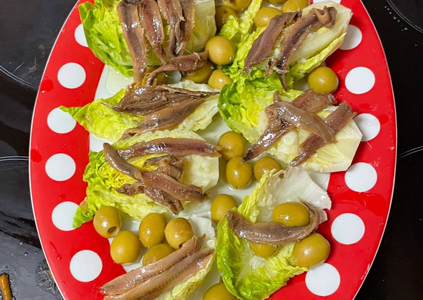 Cogollicos de Tudela con anchoillas de santoña y aceitunas