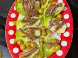 Cogollicos de Tudela con anchoillas de santoña y aceitunas