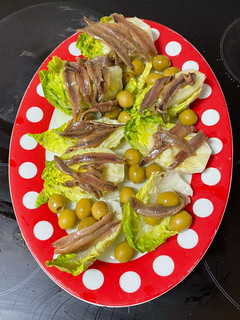 Una foto de Cogollicos de Tudela con anchoillas de santoña y aceitunas