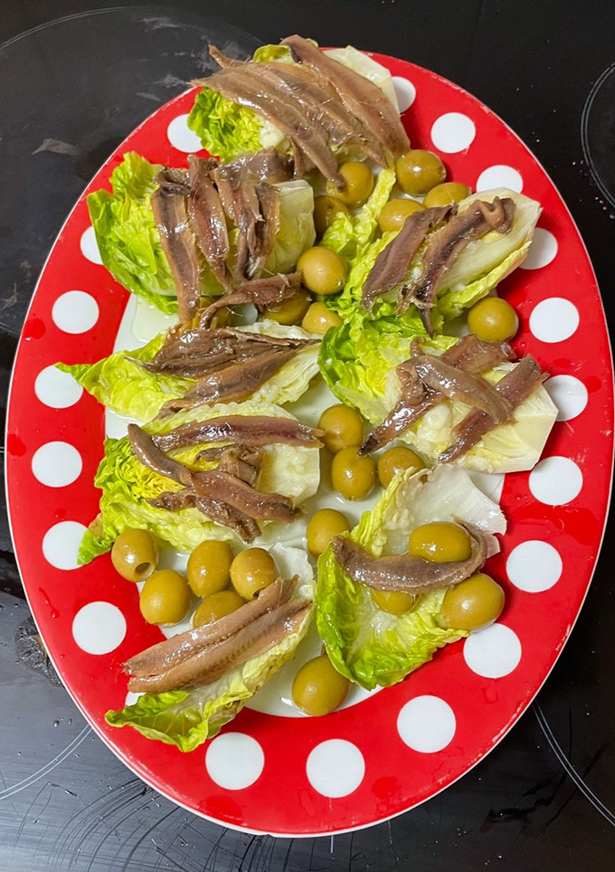Una foto de Cogollicos de Tudela con anchoillas de santoña y aceitunas