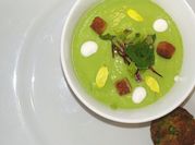Una foto de gazpacho con menta