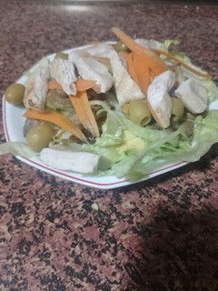 Una foto de Ensalada de pollo, champiñones y zanahoria