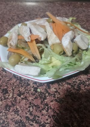 Una foto de Ensalada de pollo, champiñones y zanahoria