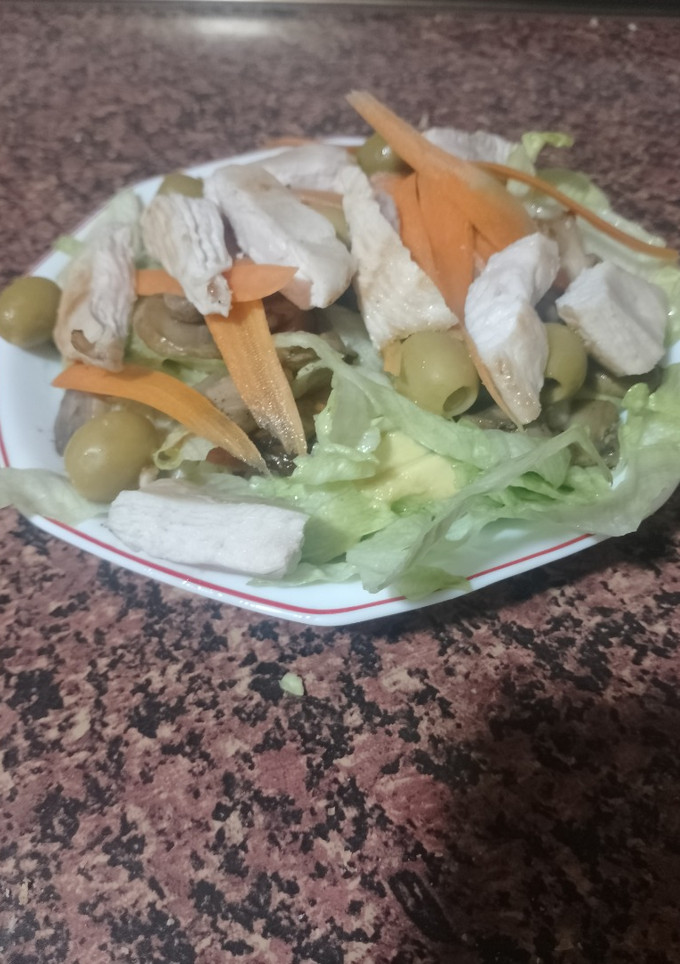 Una foto de Ensalada de pollo, champiñones y zanahoria