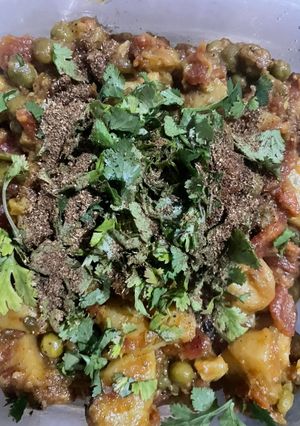 A picture of Mix Potato peas carrots curry.