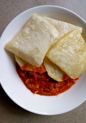 A picture of Fried yam and sauce.