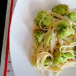 Spaghetti con brócoli y bechamel