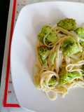 Spaghetti con brócoli y bechamel