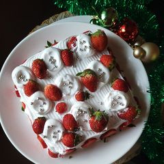 A picture of Christmas Vanilla Strawberry 🍓 Cake.