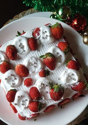 A picture of Christmas Vanilla Strawberry 🍓 Cake.