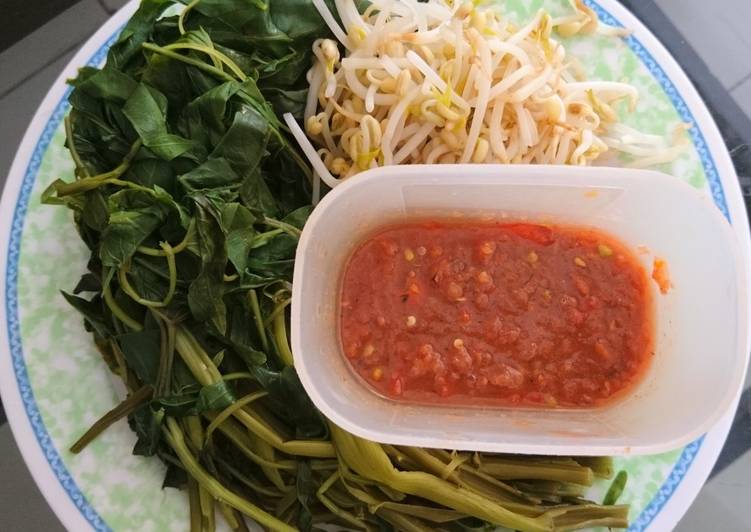 Bagaimana Menyiapkan Plecing kangkung khas lombok Anti Gagal