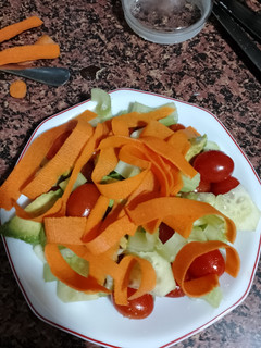 Una foto de Ensalada de cherrys, apio y zanahoria