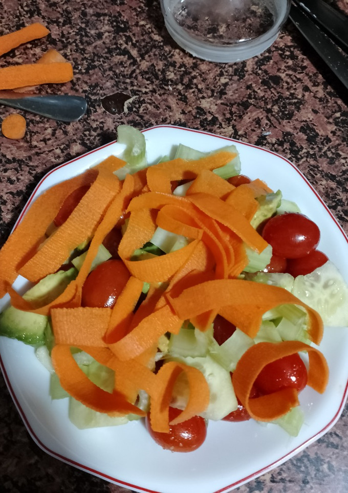 Una foto de Ensalada de cherrys, apio y zanahoria