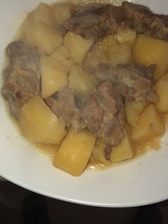 Una foto de Papas guisadas con costillas