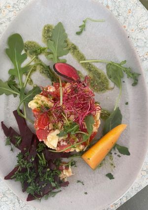 Une photo de Tartare de tomates mozzarella et son pesto